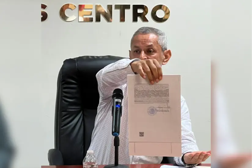 Con acta constitutiva de su empresa en mano, el empresario aclaró los señalamientos que lo relacionan con un tamaulipeco extraditado hacia Estados Unidos. Foto: Ramón Sánchez