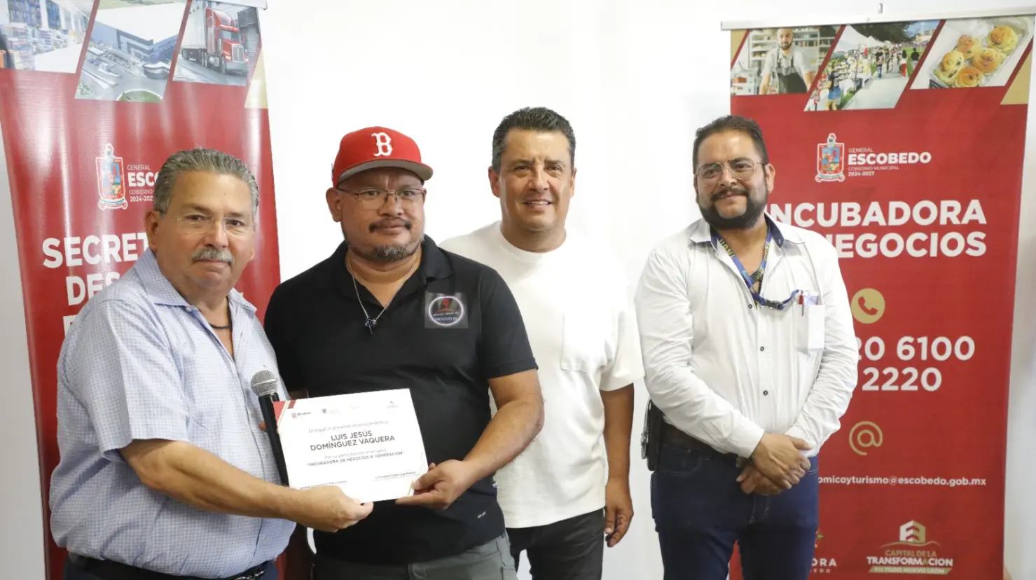 El secretario Técnico del Gabinete de Escobedo, José Antonio Quiroga Chapa, entrega un reconocimiento a un emprendedor durante la clausura del curso Incubadora de Negocios. Foto: Gobierno de Escobedo