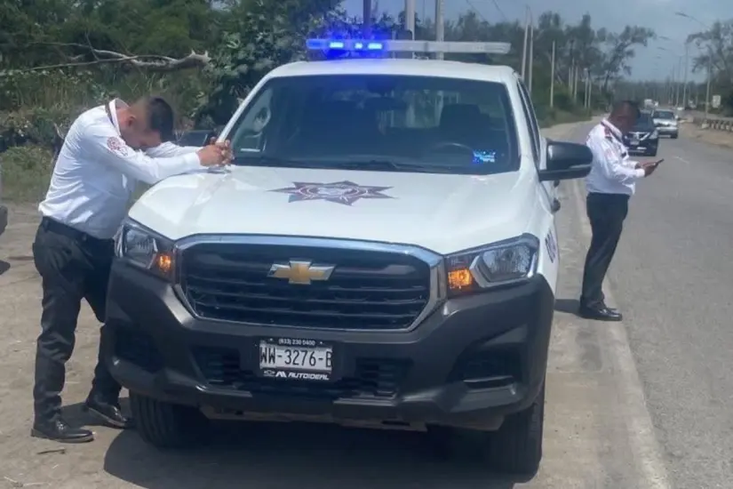 Elementos de Tránsito y Vialidad de Ciudad Madero captados por el turista que denunció la presunta extorsión. Foto: Axel Hassel