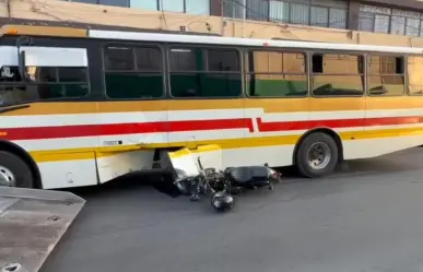 Motociclista se impacta contra ruta periférico y muere en Saltillo
