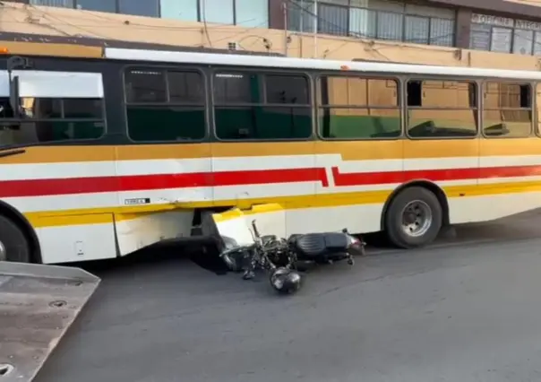 Motociclista se impacta contra ruta periférico y muere en Saltillo