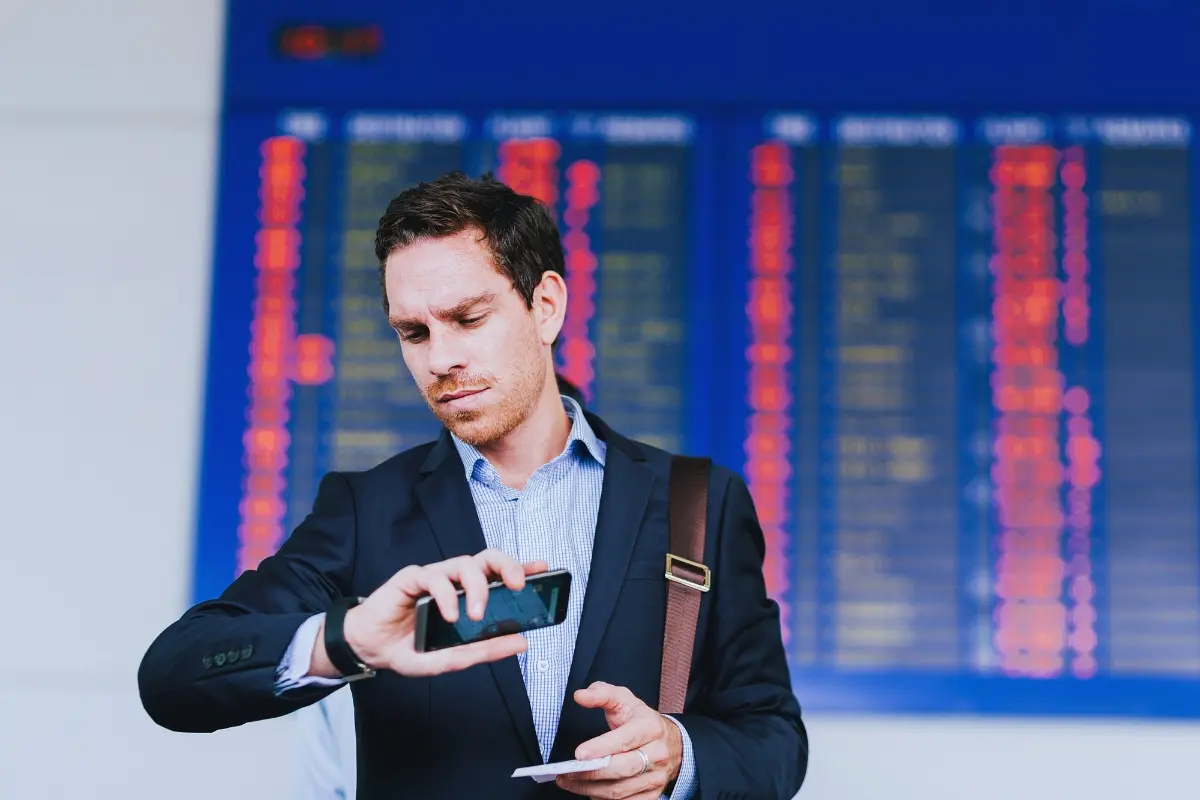 Un hombre revisando hora de vuelo. Foto: Canva