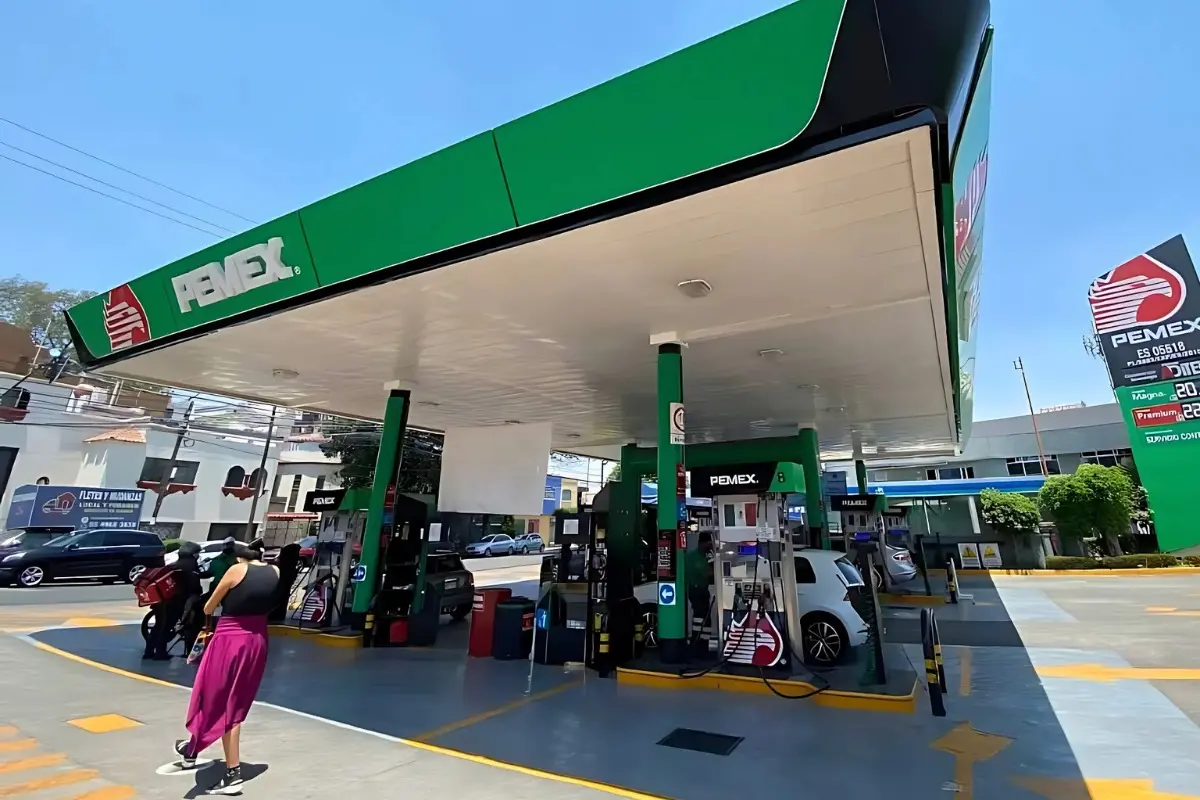 Gasolinera de Pemex operando normal. Foto: Laura Ávila