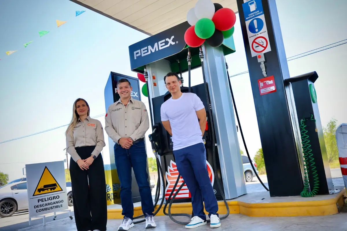 El alcalde de El Carmen, Gerardo de la Maza, asistió a la inauguración de una estación de gasolina de la empresa Gasorec/Foto: Gobierno de El Carmen