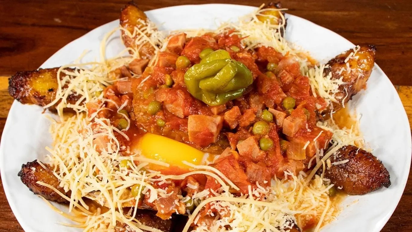 ¿Dónde puedo comer huevos motuleños tradicionales de Motul en Mérida?. Foto: Huevos motuleños y más