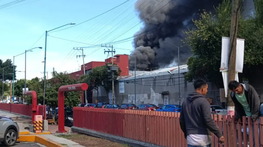 Fuerte incendio consume fábrica de colchones en Iztacalco; desalojan a vecinos