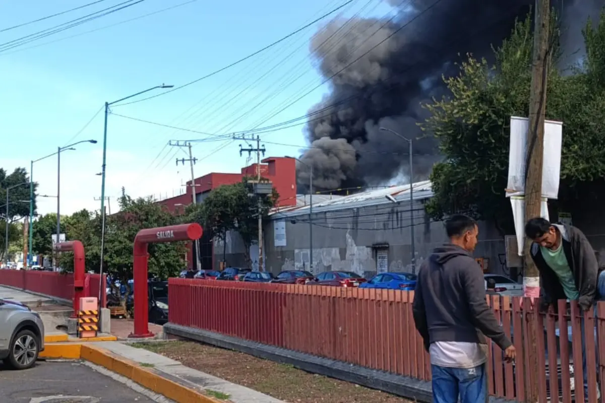Incendio en una fábrica de colchones en Iztacalco. Foto: Luis Antonio Alfaro