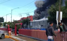 Fuerte incendio consume fábrica de colchones en Iztacalco; desalojan a vecinos