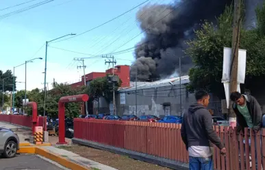 Fuerte incendio consume fábrica de colchones en Iztacalco; desalojan a vecinos