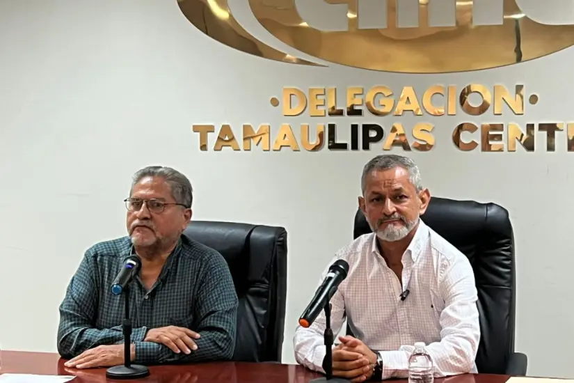 El empresario José Francisco García (der.) ofreció una rueda de prensa en las oficinas de la CMIC Tamaulipas para aclarar el caso de homonimia y los señalamientos en su contra y de su empresa. Foto: Ramón Sánchez