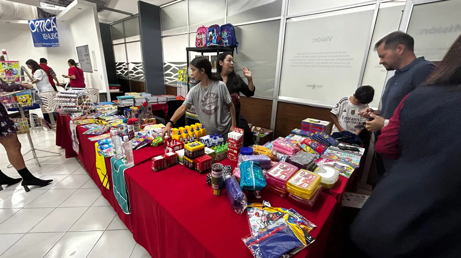Foto: Alejandro Ávila | La Feria de Regreso a Clases 2025 trae todo para que familias surtan sus útiles escolares a buen precio. 