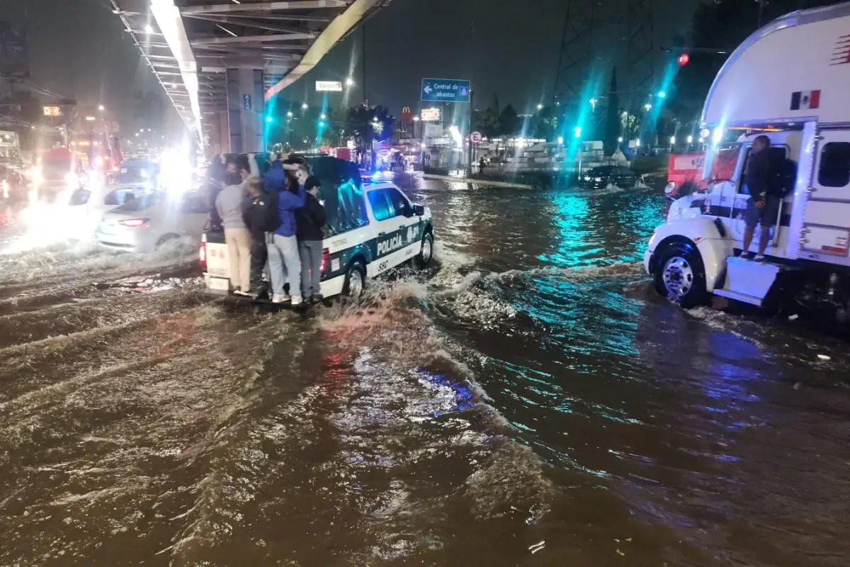 Policías de CSDMX transportando personas por las fuertes lluvias.      Foto: SSC