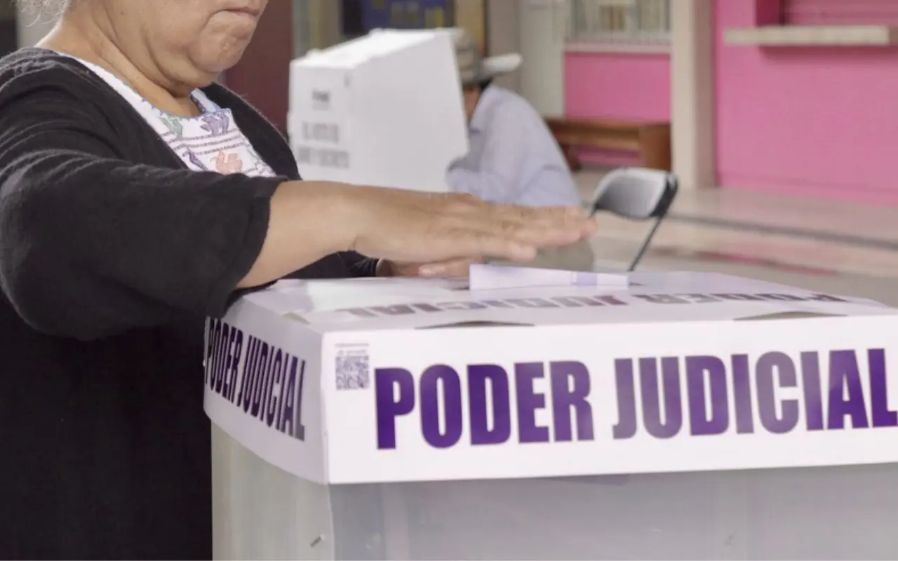 Persona metiendo papeleta en urna de elección al Poder Judicial. Foto: X (@INEMexico)