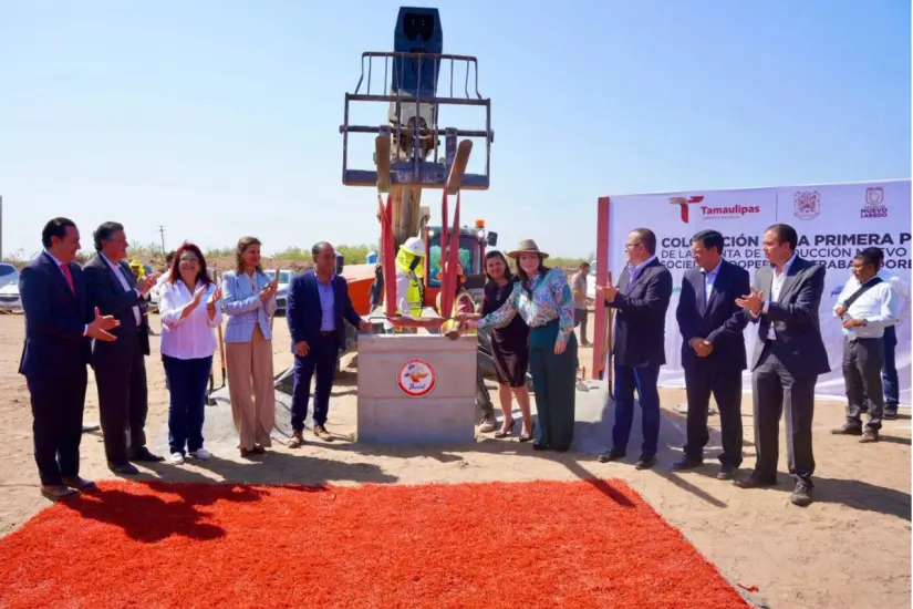 Colocación de la primera piedra de la nueva planta de Cooperativa Pascual, empresa que elabora la famosa bebida de frutas Boing. Foto: Ramón Sánchez