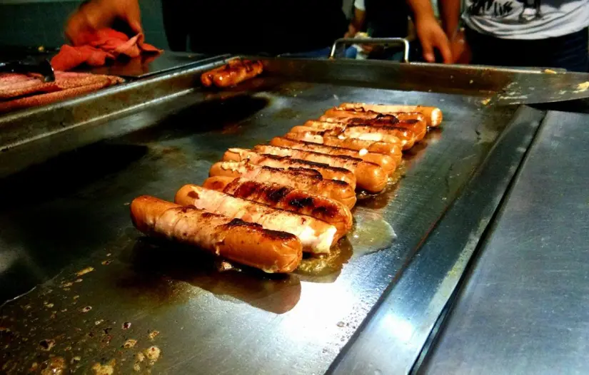 Los jates de La Paz son una adaptación local del hot dog estadounidense. Foto: Facebook / Hot Dogs Chuk's