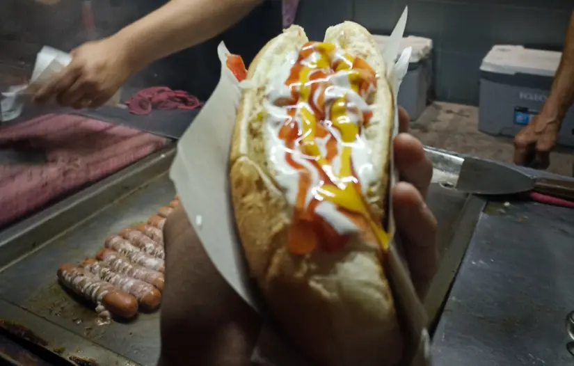 La salchicha Longmont, envuelta en tocino, es la preferida en La Paz para los jates. Foto: Facebook / Hot Dogs Chuk's