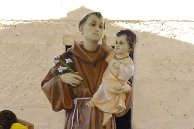San Antonio de Padua es el patrono de los objetos perdidos pero algunos creen que también ayuda a encontrar pareja. Foto: Carlos García