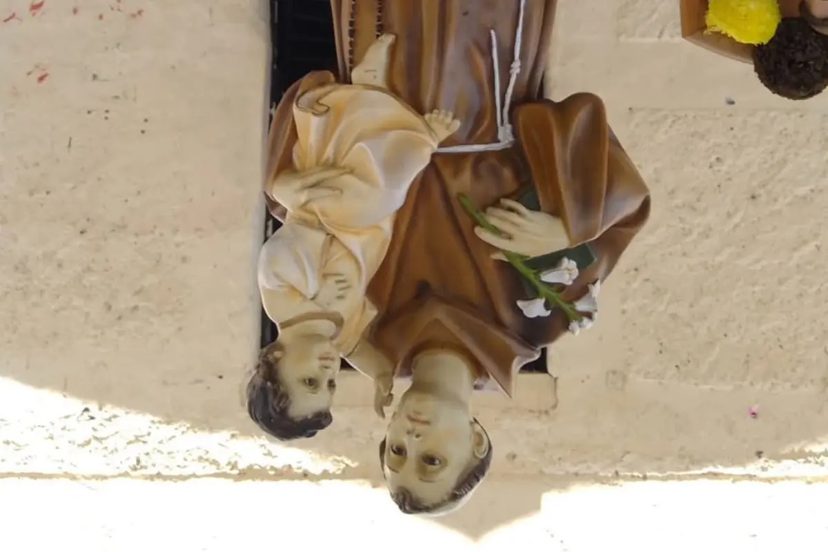 Figuras de San Antonio de Padua suelen ser colocadas de cabeza por parte de los más religiosos o supersticiosos para encontrar pareja. Foto: Carlos García
