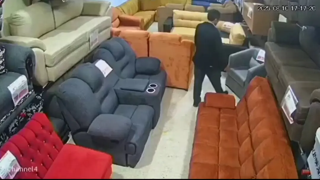 Un sujeto de aproximadamente 50 años fue grabado robando un sillón en Naucalpan. Imagen: Captura de pantalla