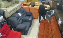 VIDEO | Hombre roba sillón de mueblería en Edomex, ¿cómo fue que se lo llevó?