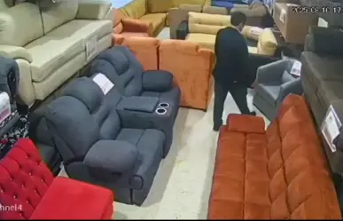 VIDEO | Hombre roba sillón de mueblería en Edomex, ¿cómo fue que se lo llevó?