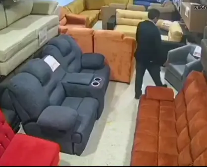 VIDEO | Hombre roba sillón de mueblería en Edomex, ¿cómo fue que se lo llevó?