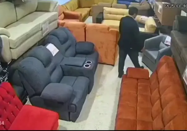 VIDEO | Hombre roba sillón de mueblería en Edomex, ¿cómo fue que se lo llevó?