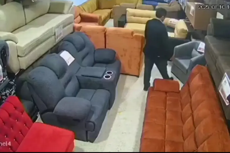 VIDEO | Hombre roba sillón de mueblería en Edomex, ¿cómo fue que se lo llevó?