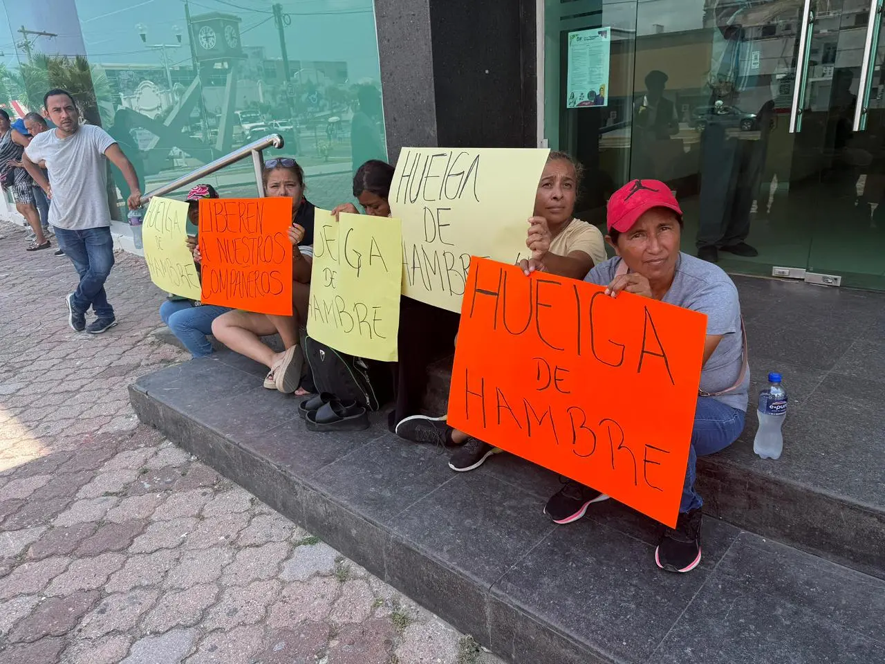 Comerciantes del tianguis en Lucio Blanco denuncian represión por Guardia Estatal. Entérate de la situación y la huelga de hambre iniciada.