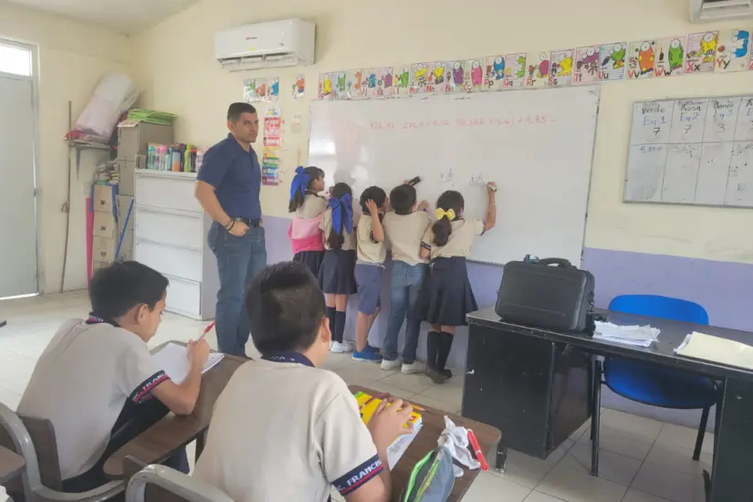 Recientemente se dio a conocer el caso del maestro tamaulipeco Sergio Iván Juárez Correa, quien inspiró la cinta Radical del famoso Eugenio Derbez, por querer ser enviado por USICAMM a una escuela alejada del municipio que radica. Foto: Ramón Sánchez