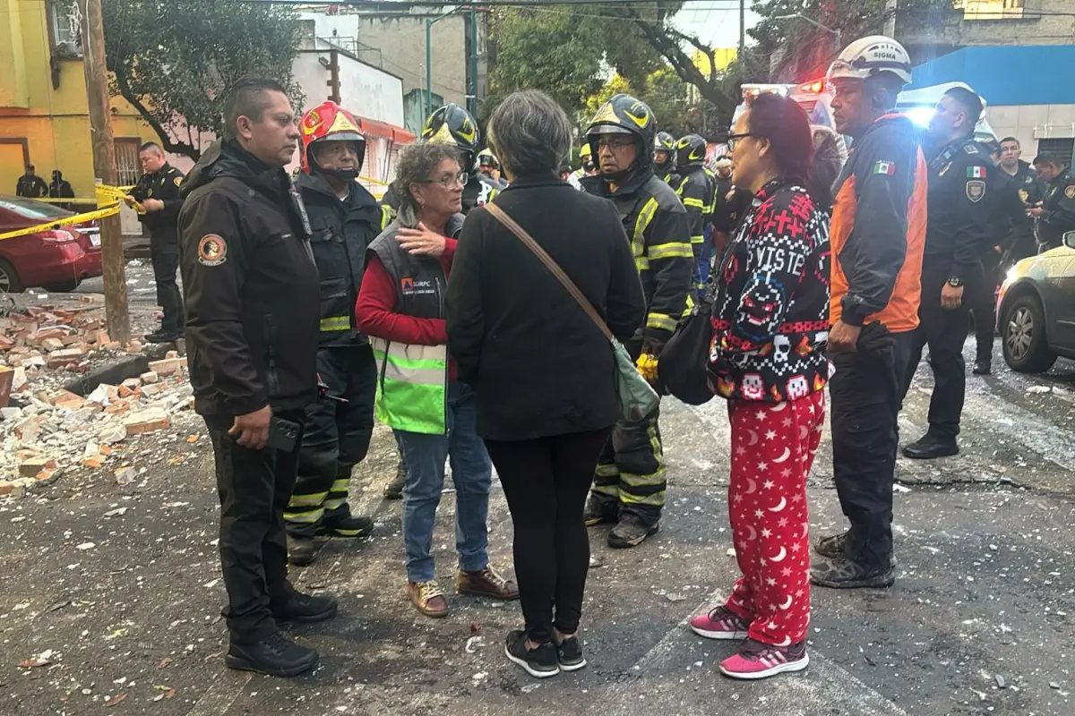 Vecinos de Benito Juárez tras explosión en una vivienda. Foto: SSC CDMX | Canva