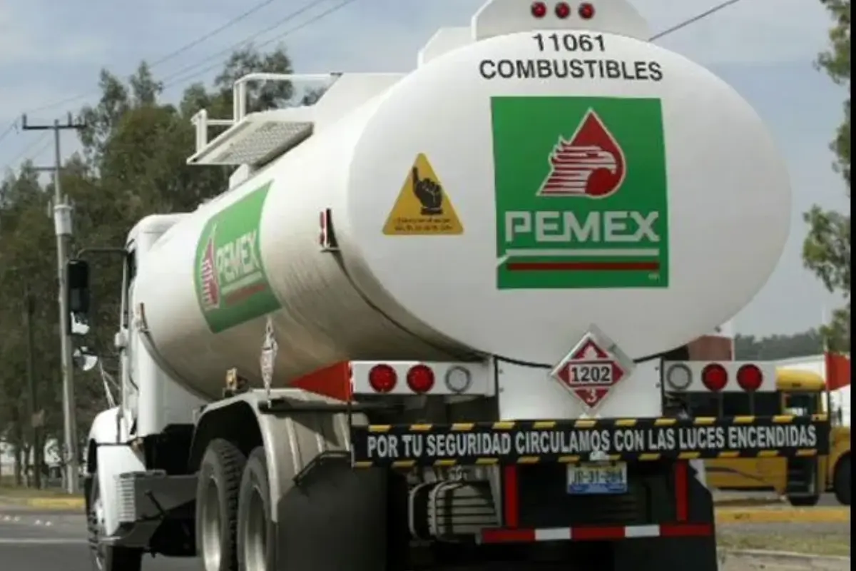 Vehículo de carga Pemex en calles de CDMX. Foto: Google Maps | Canva