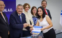 Doce estudiantes de la UANL viajan a Inglaterra con beca para perfeccionar su inglés