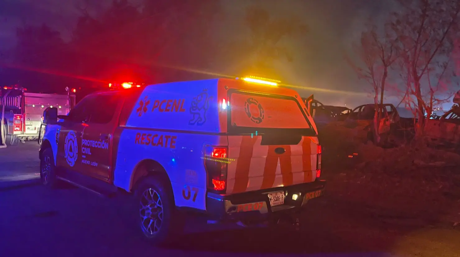 De acuerdo con información preliminar proporcionada por Protección Civil de Nuevo León, el fuego se originó en una zona con vehículos y materiales. Foto: PCNL.