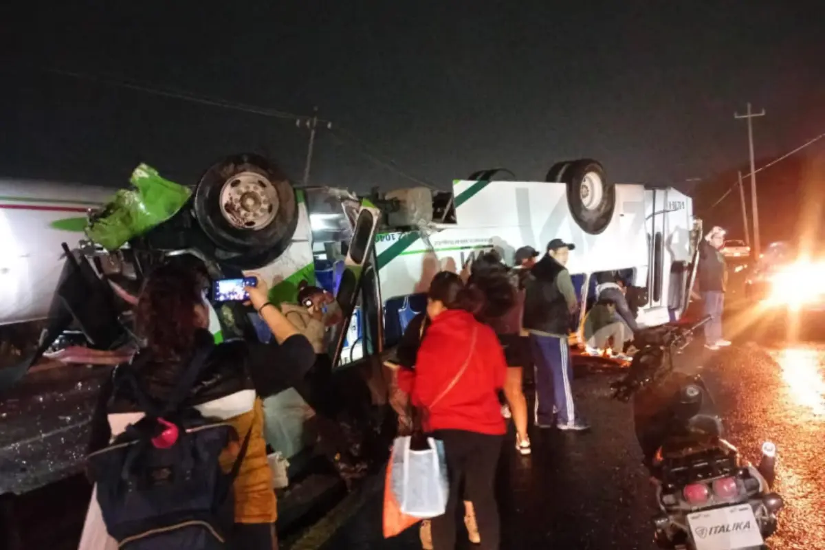 Volcadura del transporte público en el Edomex.  Foto: X (@RescateRiaz)