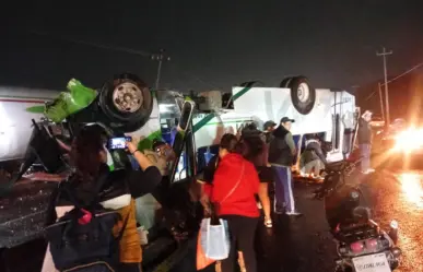 Volcadura de camión de pasajeros deja lesionados en Huehuetoca, Edomex