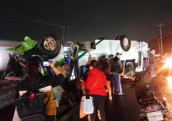 Volcadura de camión de pasajeros deja lesionados en Huehuetoca, Edomex