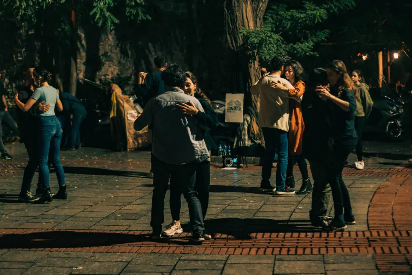 Grupo de personas bailando salsa. Foto: Canva