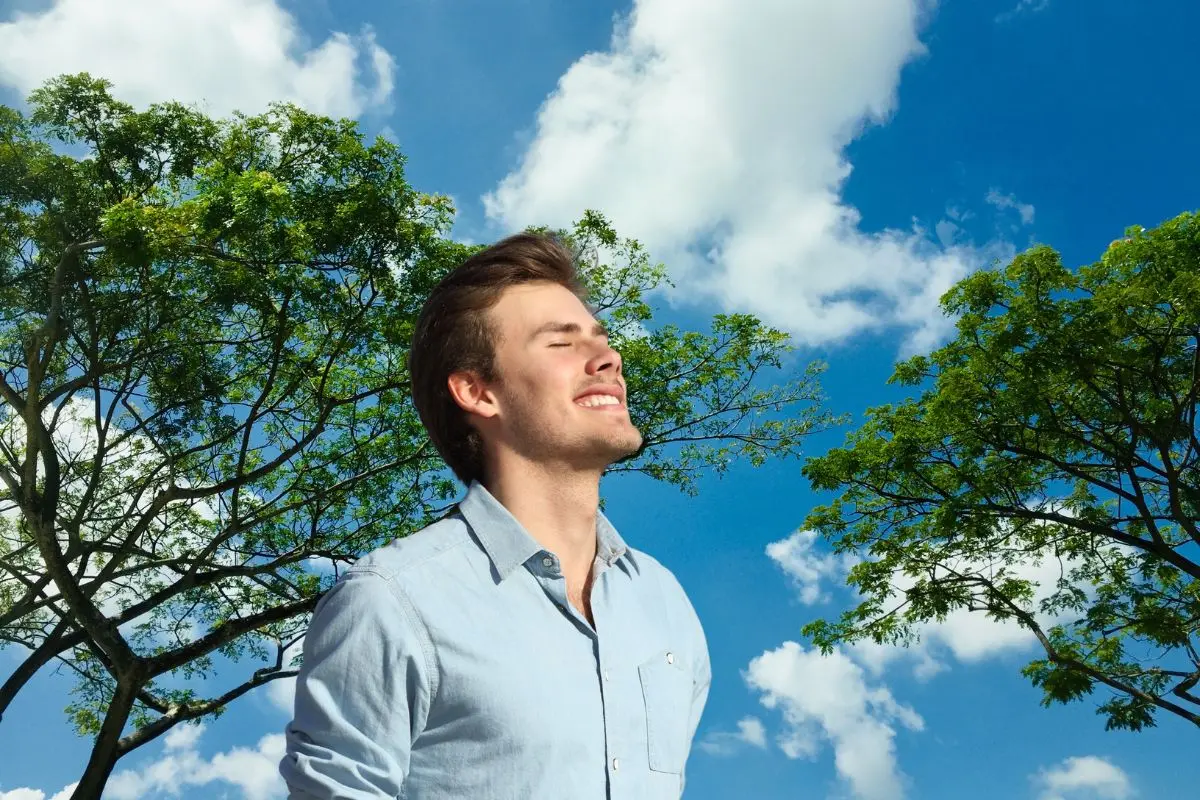 Hombre sonriendo Foto: Canva