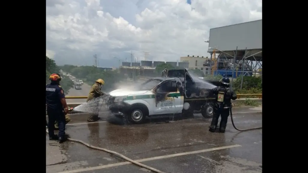 Tensión en el Periférico de Mérida por incendio de camioneta de empresa de gas