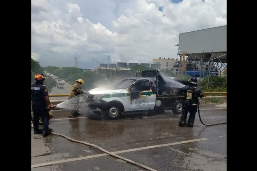 Tensión en el Periférico de Mérida por incendio de camioneta de empresa de gas