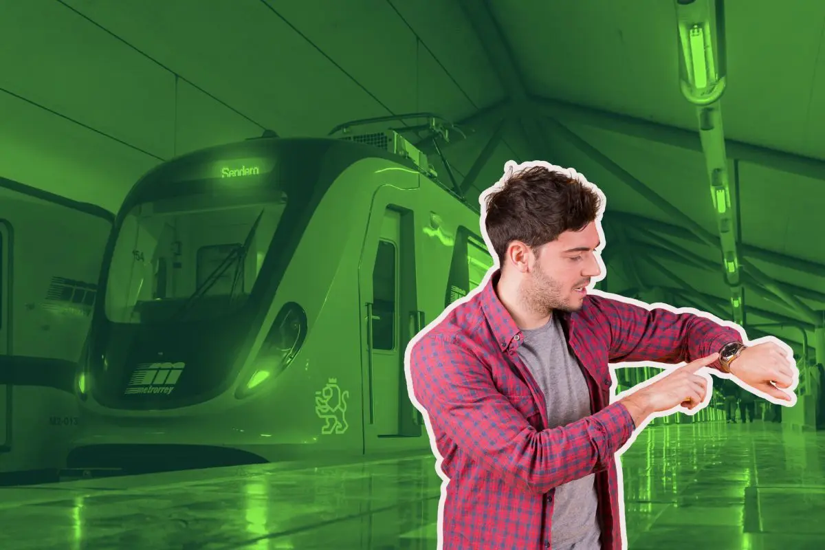 Metrorrey informó a través de sus redes sociales oficiales que se implementará un horario extendido. Foto: Metrorrey / CANVA