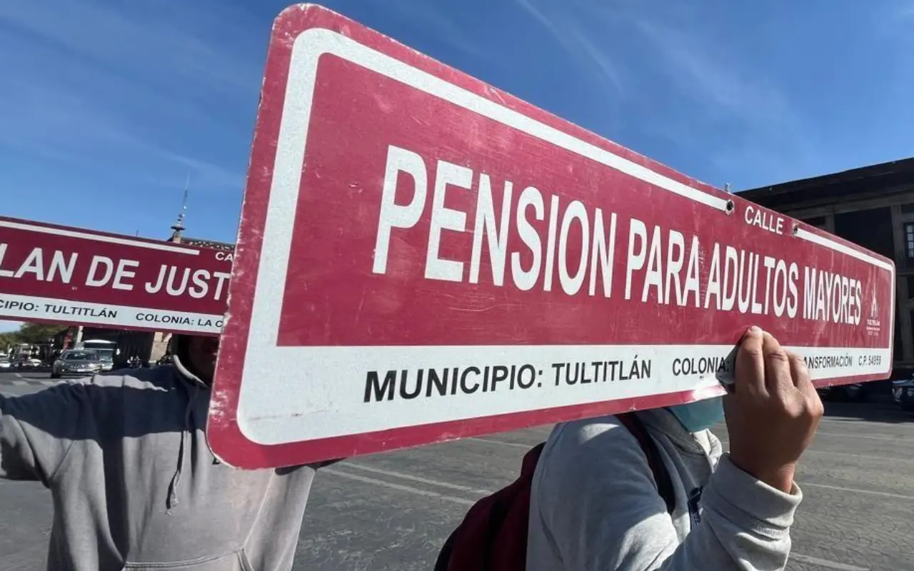 Letrero de Calle Pensión para adultos mayores. Foto: POSTA