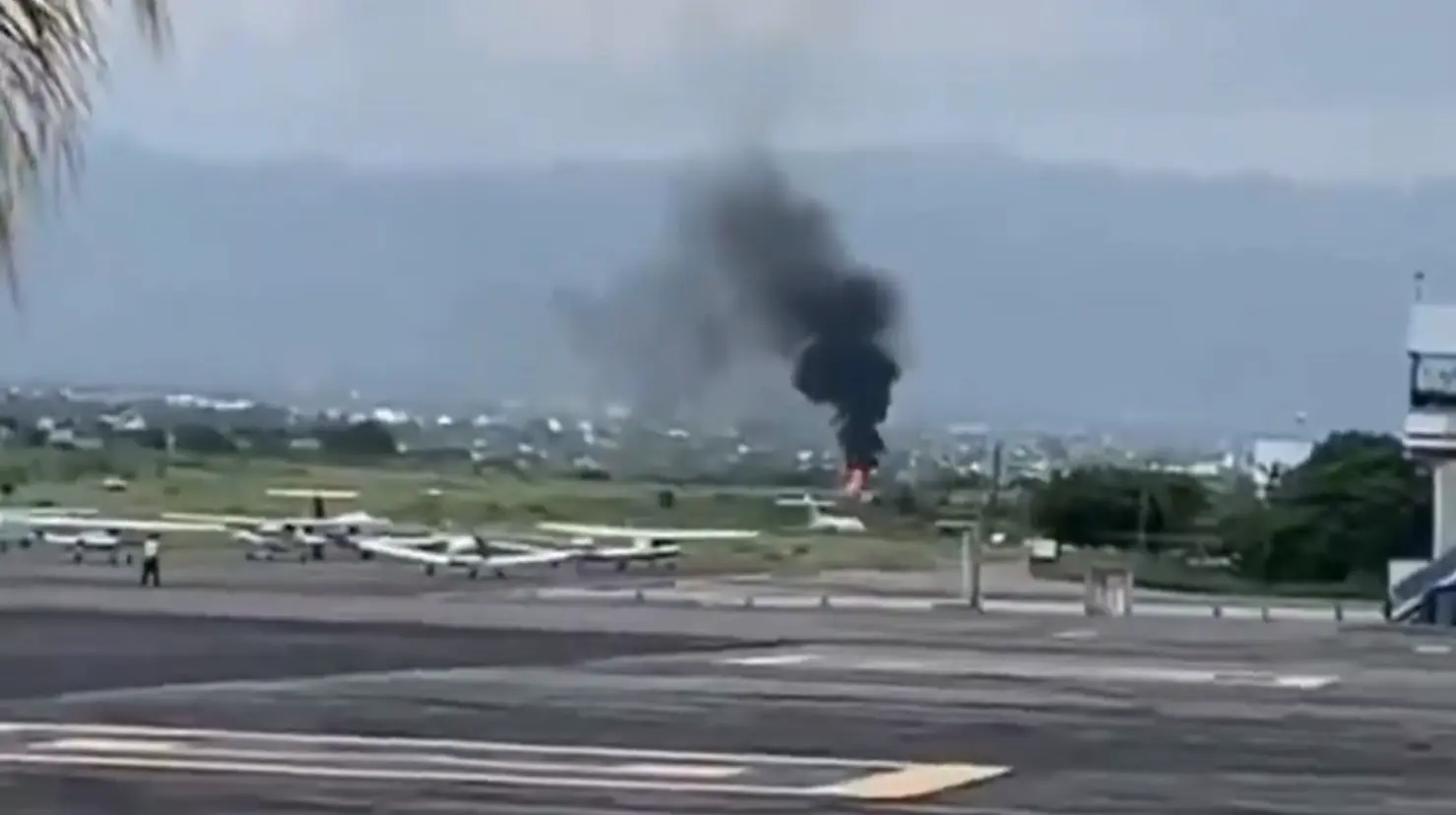 Accidente aéreo en Cuernavaca deja tres tripulantes heridos. Foto: X (@Cachoperiodista)