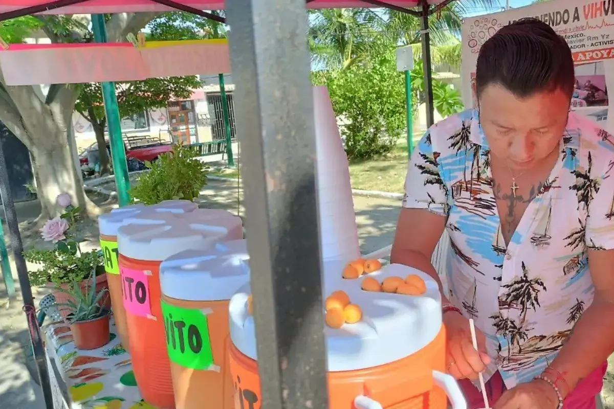 Descubre cómo puedes colaborar con el Hospital Carlos Canseco comprando aguas frescas en un puesto solidario en Luna Luna. Apoya la causa de la asociación Aprendiendo a VIHvir.