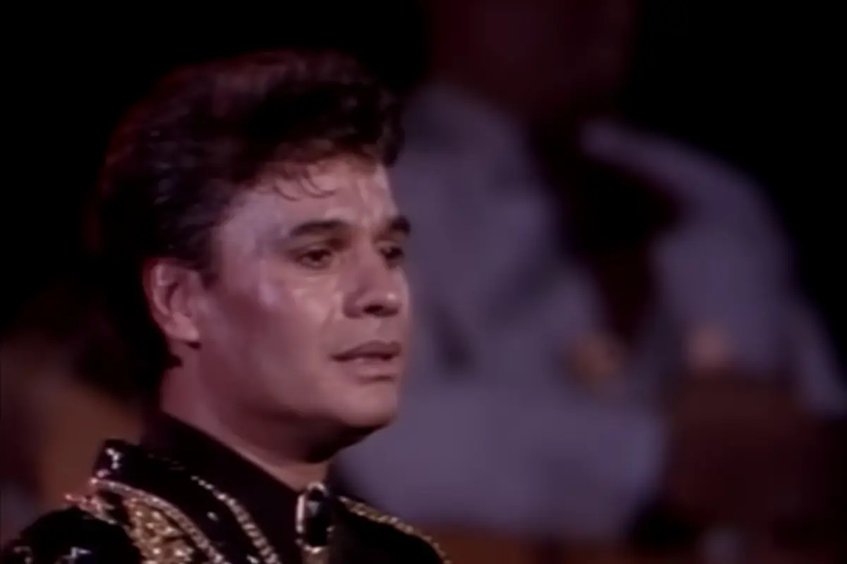 Juan Gabriel en concierto (Foto: Youtube, Juan Gabriel - Amor Eterno / Canva)