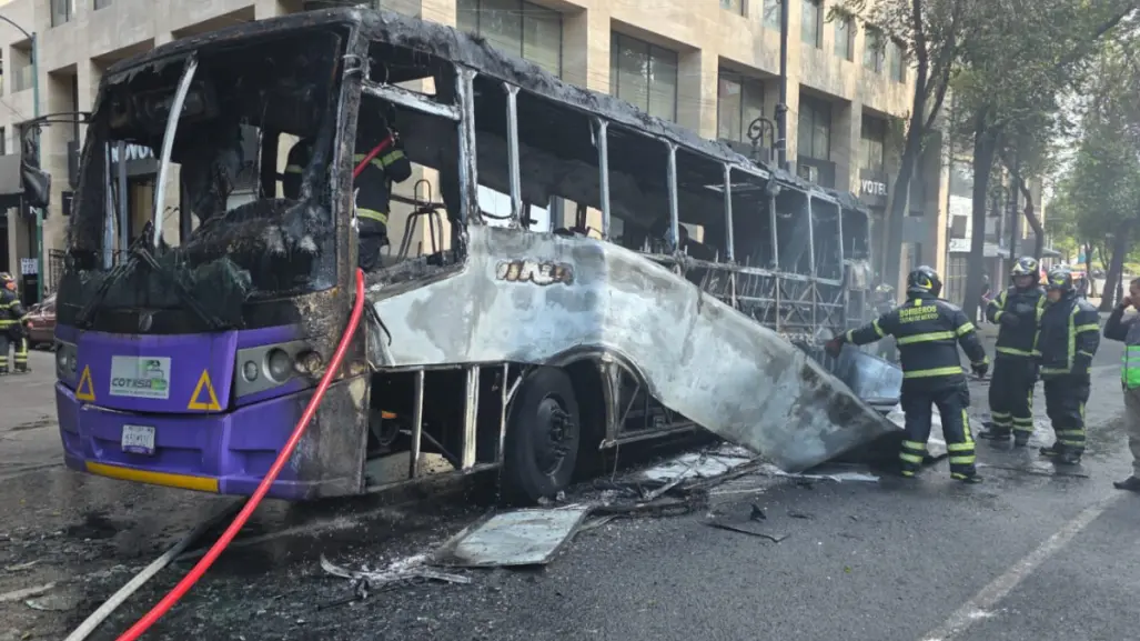 VIDEO | Autobús en llamas en Centro Histórico de la CDMX ¿Qué ocurrió?