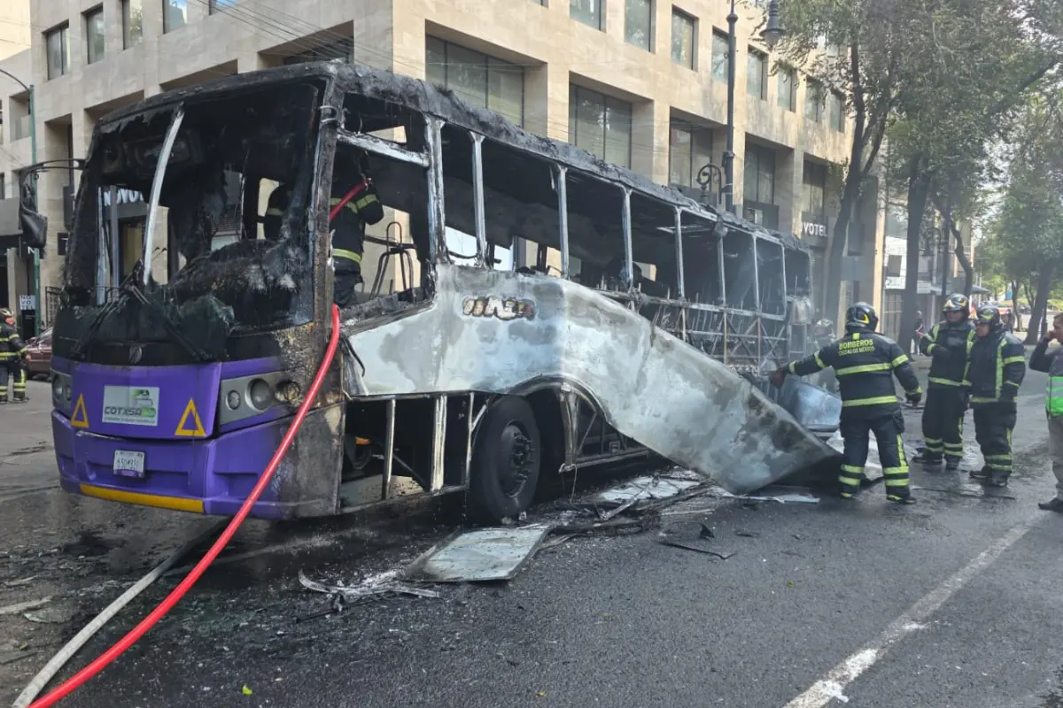 Se registra incendio de un transporte público en Centro Histórico de la CDMX. Foto: X @Gposiadeoficial