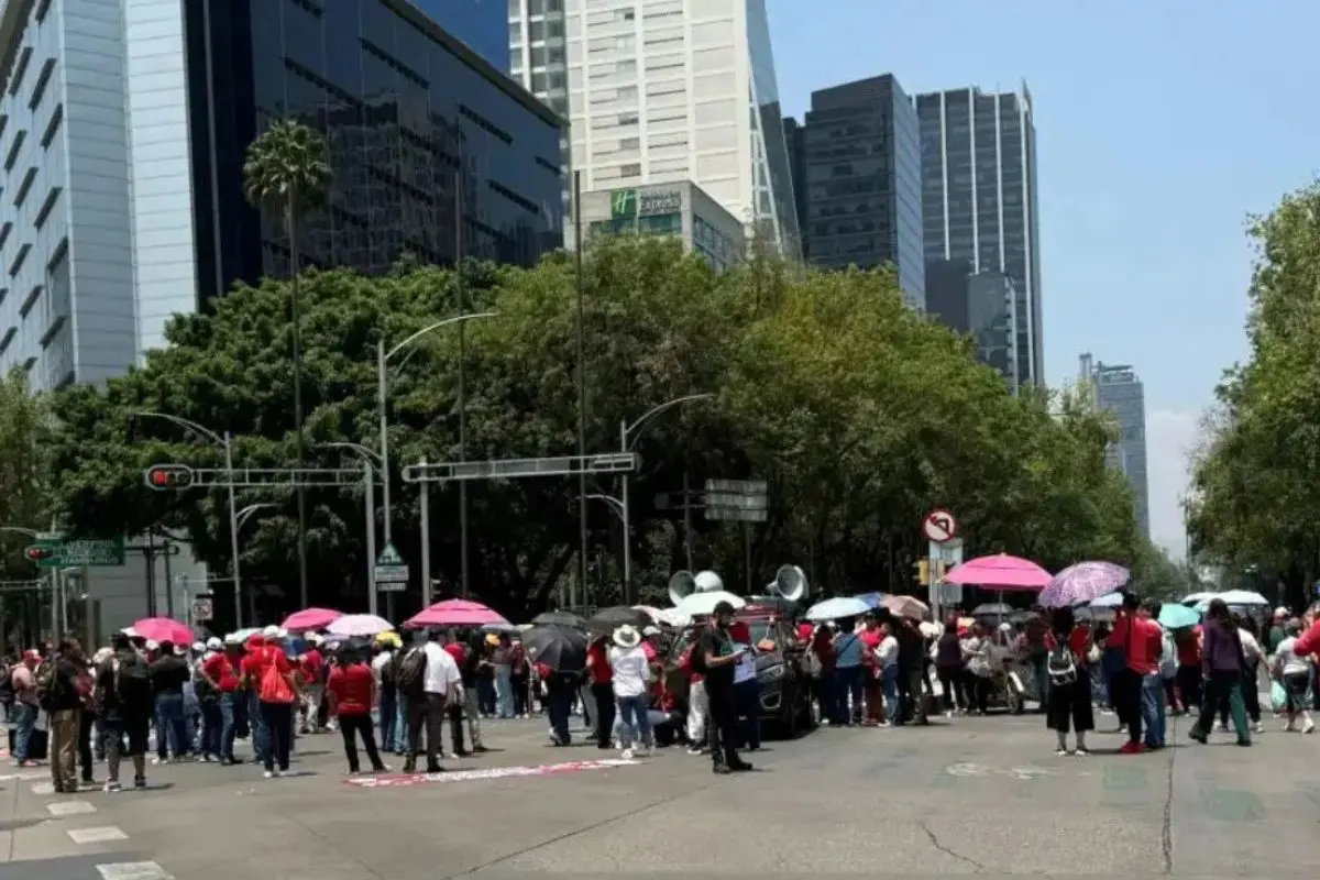 Manifestantes bloqueando Paseo de la Reforma en CDMX. Foto: Ramón Ramírez