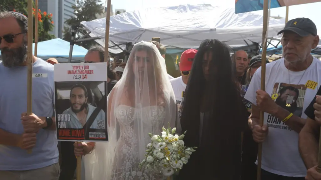Exrehén mexicana celebra boda simbólica en Tel Aviv con su pareja aún cautiva